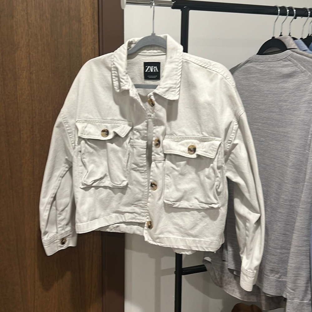Lite green jacket with pockets.